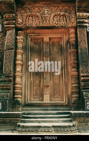 Complessamente intarsiato porta, Banteay Srei, Tempio di Angkor, (i templi di Angkor) Cambogia Foto Stock