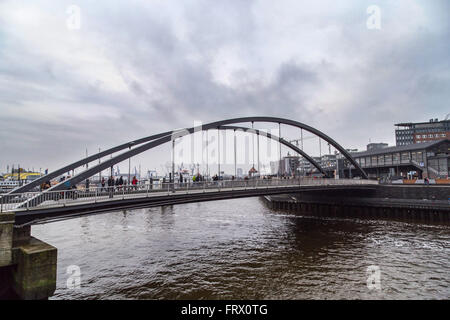 Moderno ponte in Baumwall area del porto di Amburgo, Germania Foto Stock