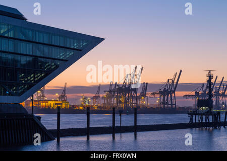 Un punto di riferimento Dockland edificio per uffici nella parte moderna di porto di Amburgo Foto Stock