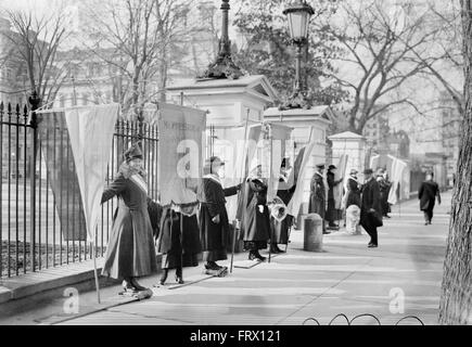 Suffragettes che protestavano davanti alla Casa Bianca a Washington DC, Stati Uniti d'America.,c.1915-1920 Foto Stock