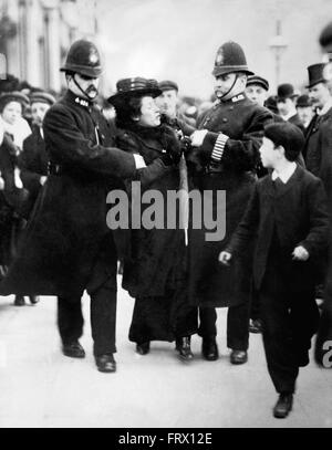 Suffragettes, Londra. La polizia arresto di un suffragette a Londra,nei primi anni del XX secolo. Foto Stock