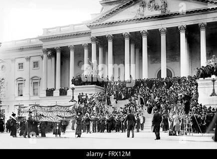 Suffragists sulla scalinata del Campidoglio di Washington DC, STATI UNITI D'AMERICA,c.1917 Foto Stock