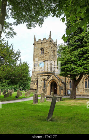 La chiesa parrocchiale di San Lorenzo Eyam Derbyshire Parco Nazionale di Peak District Inghilterra REGNO UNITO Foto Stock