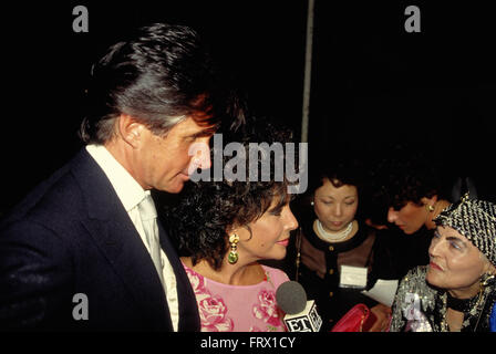 Washington, DC, Stati Uniti d'America, 2 giugno, 1987 Elizabeth Taylor è scortato da George Hamilton all'AMFAR Raccolta Fondi. Credito: Mark Reinstein Foto Stock