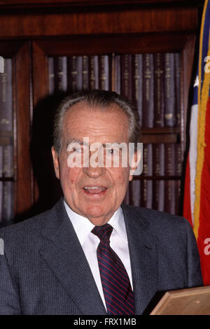 Washington, DC, Stati Uniti d'America, 1990 Ex Presidente Richard Milhous Nixon. Richard Milhous Nixon è stato il trentasettesimo Presidente degli Stati Uniti, che serve da 1969 a 1974, quando divenne il solo Presidente alle dimissioni l'ufficio. Nixon aveva precedentemente servito come un repubblicano U.S. Rappresentante e senatore da California e come la trentaseiesima Vice Presidente degli Stati Uniti dal 1953 al 1961. Nixon è stato eletto in California alla Camera dei Rappresentanti nel 1946 e al Senato nel 1950. Il suo perseguimento dell'Alger Hiss caso stabilito la sua reputazione di leader anti-credito comunista: Mark Reinstein Foto Stock