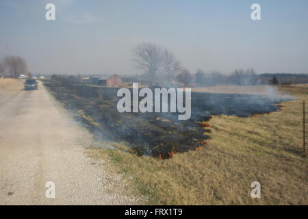 Auburn, Kansas, 30 marzo, 2014 campi annuale essendo bruciata per controllare le infestanti e di piante legnose Credito: Mark Reinstein Foto Stock