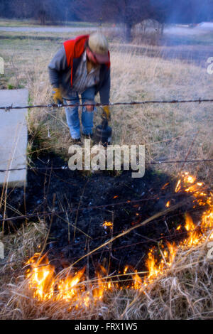 Auburn, Kansas, 30 marzo, 2014 campi annuale essendo bruciata per controllare le infestanti e di piante legnose Credito: Mark Reinstein Foto Stock