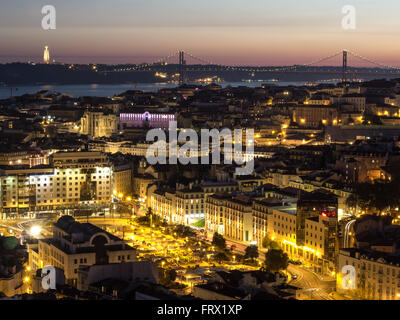 Bella vista di Lisbona di notte Foto Stock