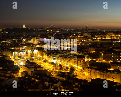 Bella vista di Lisbona di notte Foto Stock