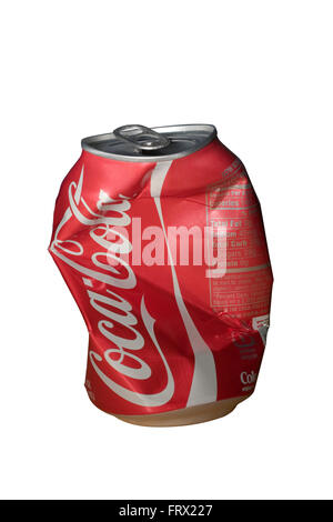 Tagliare vuoto 12oz Coca-Cola possibile che è stata schiacciata isolati su sfondo bianco Foto Stock