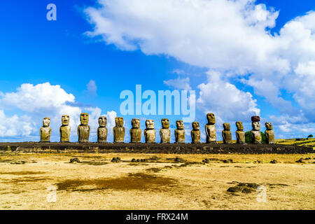 Moai a Ahu Tongariki nel Parco Nazionale di Rapa Nui Isola di Pasqua, Cile Foto Stock