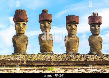 Moai con topknot Red hat a Ahu Nau Nau in Anakena Beach sull'Isola di Pasqua, Cile Foto Stock