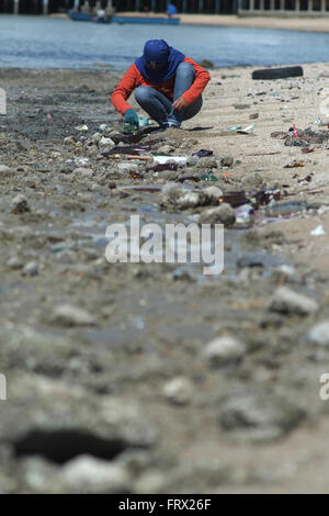 Guscio locale raccoglitori il lavoro per la raccolta di molluschi e crostacei Foto Stock