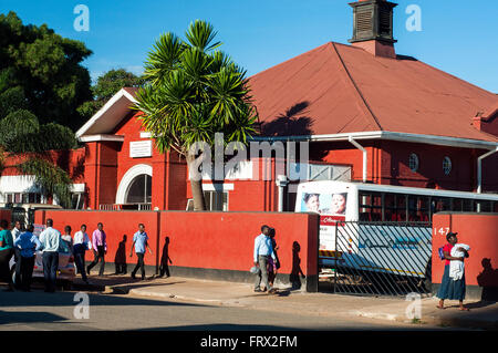 Scena di strada con casa coloniale, CBD, Harare, Zimbabwe Foto Stock