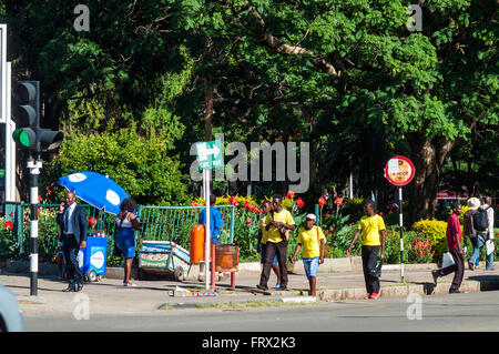 Pedoni passando Africa Piazza Unità, CBD, Harare, Zimbabwe Foto Stock