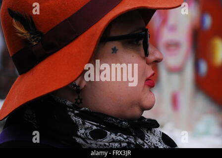 Bowie fan mostra off la stella nera guancia tattoo, davanti al murale di Brixton Foto Stock