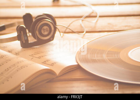 Cuffie su spartiti musicali vinile musica di sottofondo Foto Stock