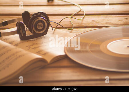 Cuffie su spartiti musicali vinile musica di sottofondo Foto Stock