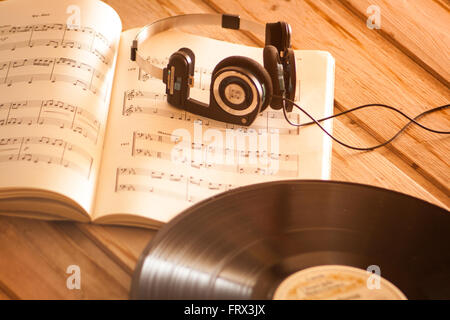 Cuffie su spartiti musicali vinile musica di sottofondo Foto Stock