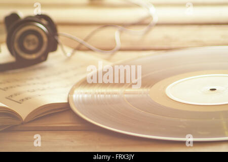 Cuffie su spartiti musicali vinile musica di sottofondo Foto Stock