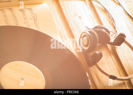 Cuffie su spartiti musicali vinile musica di sottofondo Foto Stock