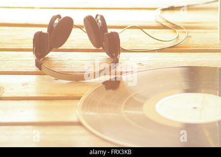 Cuffie e vinil registrare musica di sottofondo Foto Stock