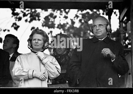 Il cancelliere tedesco Helmut Kohl e il Primo Ministro britannico Margaret Thatcher visita le truppe durante esercitazioni NATO in Germania (settembre 1986) Foto Stock