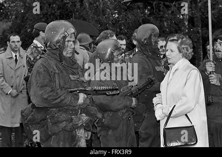 Il Primo Ministro britannico Margaret Thatcher visita le truppe durante esercitazioni NATO in Germania (settembre 1986) - il Primo Ministro inglese Margaret Thatcher in visita alle truppe durante esercitazioni Nato in Germania (settembre 1986) Foto Stock