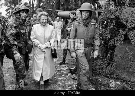 Il Primo Ministro britannico Margaret Thatcher visita le truppe durante esercitazioni NATO in Germania (settembre 1986) - il Primo Ministro inglese Margaret Thatcher in visita alle truppe durante esercitazioni Nato in Germania (settembre 1986) Foto Stock