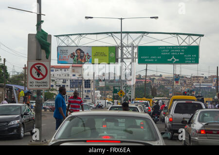 Inceppamento di traffico e vista sulla città di Lagos, la più grande città della Nigeria e del continente africano. Foto Stock