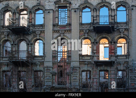 Windows in un vecchio edificio architettonico Foto Stock