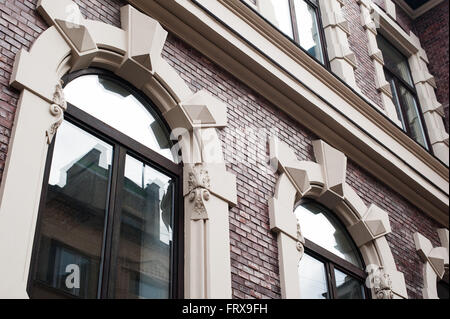 Windows in un vecchio edificio architettonico Foto Stock