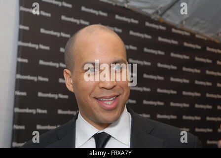 Washington, DC, Stati Uniti d'America, XXI Aprile, 2007 Cory Booker arriva a Bloomberg dopo essere partito Credito: Mark Reinstein Foto Stock