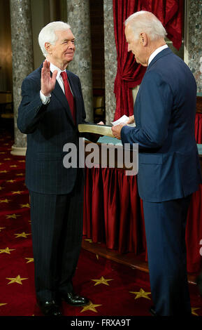 Washington DC., STATI UNITI D'AMERICA, 6 gennaio, 2015 Il giorno di apertura del congresso 114. Il senatore Thad Cochran repubblicano dal Mississippi è giurato in dal Vice Presidente Joseph Biden. Credito: Mark Reinstein Foto Stock