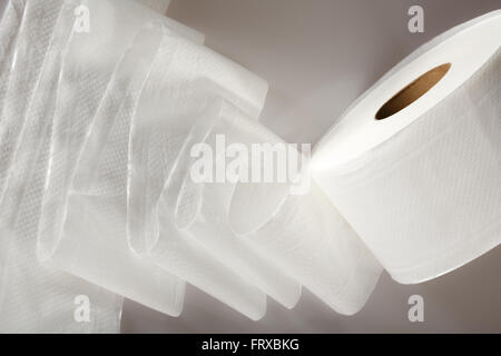 Uno bianco carta igienica roll in primo piano Foto Stock