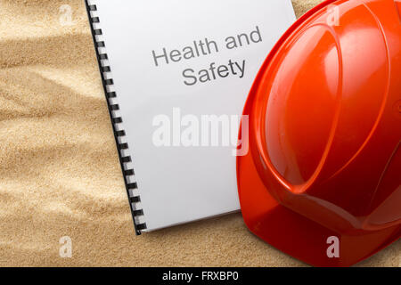 Sicurezza e salute registrati con il casco sulla sabbia Foto Stock