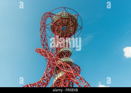 London, Regno Unito - 22 agosto 2015:la discesa in corda doppia esperienza in ArcelorMittal orbita, Queen Elizabeth Olympic Park. Foto Stock