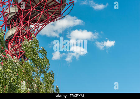 London, Regno Unito - 22 agosto 2015:la discesa in corda doppia esperienza in ArcelorMittal orbita, Queen Elizabeth Olympic Park. Foto Stock