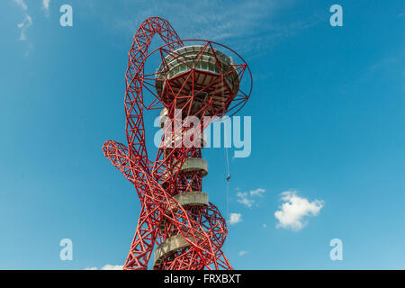 London, Regno Unito - 22 agosto 2015:la discesa in corda doppia esperienza in ArcelorMittal orbita, Queen Elizabeth Olympic Park. Foto Stock