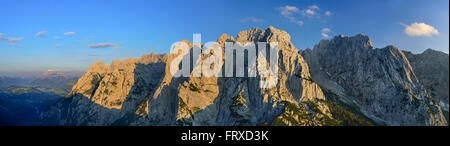 Vista panoramica dal Stripsenkopf al paesaggio di montagna con Loferer Steinberge e Wilder Kaiser, Zahmer Kaiser, Kaiser mountain range, Tirolo, Austria Foto Stock