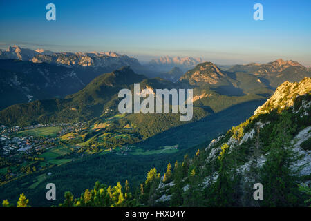 Vista dal Monte Hochstaufen sulla valle di Bad Reichenhall, Chiemgau Alpi, Chiemgau, Alta Baviera, Baviera, Germania Foto Stock