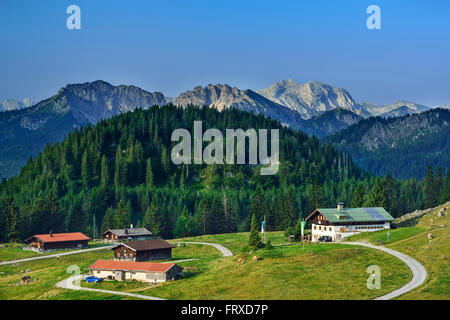 Rifugio alpino Schoenfeldalm davanti Schinder e Guffert, Alpi Bavaresi, Alta Baviera, Baviera, Germania Foto Stock