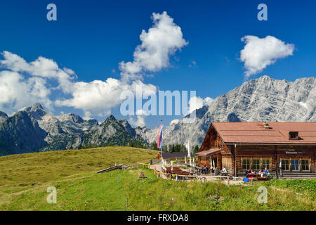 Rifugio alpino Gotzenalm davanti Hundstod e massiccio del Watzmann, Gotzenalm, Parco Nazionale di Berchtesgaden, sulle Alpi di Berchtesgaden, Alta Baviera, Baviera, Germania Foto Stock