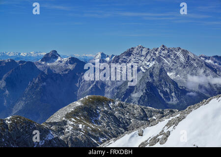 Vista dal monte Hohe Goell oltre il paesaggio di montagna, Parco Nazionale di Berchtesgaden, sulle Alpi di Berchtesgaden, Alta Baviera, Baviera, Germania Foto Stock