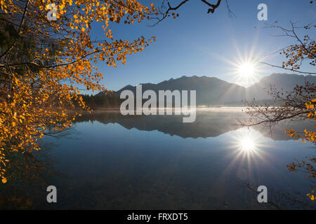 Sunrise, vista sul lago Barmsee al Soiern montagne e montagne Karwendel, vicino a Mittenwald, Baviera, Germania Foto Stock