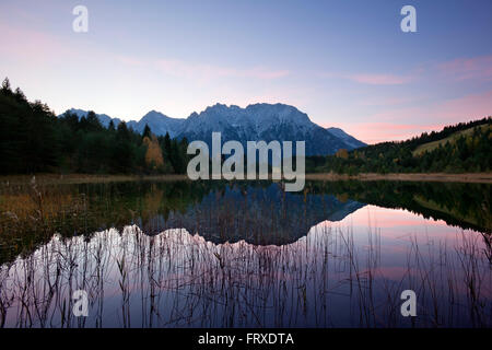 Lago Luttensee di fronte montagne Karwendel all'alba, vicino a Mittenwald, Baviera, Germania Foto Stock