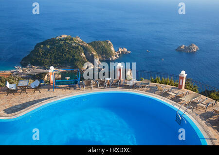 La vista dalla piscina del Golden Fox Hotel sulla baia di Paleokastritsa a Panagia Theotokou monastero, l'isola di Corfù, isole Ionie, Grecia Foto Stock