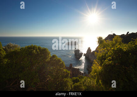 Vista da Panagia Theotokou monastero sopra le scogliere rocciose della baia di Paleokastritsa, isola di Corfu, isole Ionie, Grecia Foto Stock