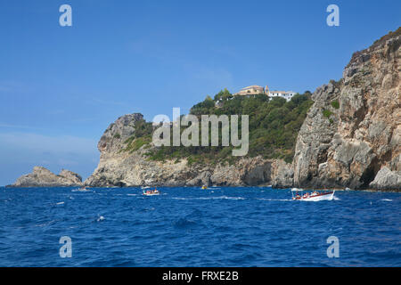 Vista dal mare di Panagia Theotokou monastero sopra Paleokastritsa Bay, l'isola di Corfù, isole Ionie, Grecia Foto Stock