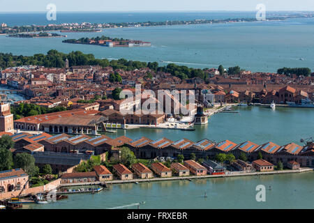 Vista aerea dell'Arsenale Veneziano con cantieri, Armory e dock, Marina, Venezia, Veneto, Italia Foto Stock